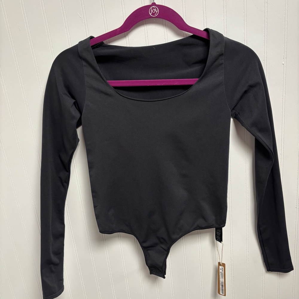 SKIMS Essential bodysuits-long sleeve scoopneck bodysuit